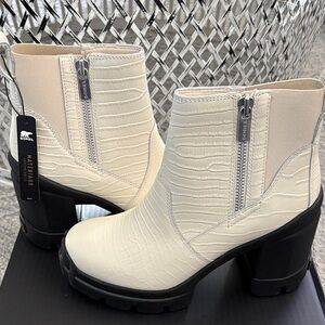 Sorel Women's Textured White Ankle Boots size 8-new